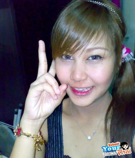 美麗的亞洲青少年業餘女孩脫光衣服，在戶外展示她的天然乳房