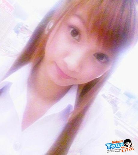 美麗的亞洲青少年業餘女孩脫光衣服，在戶外展示她的天然乳房