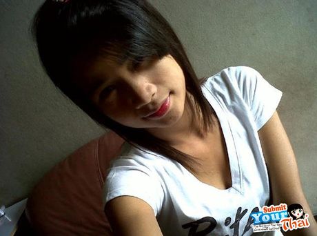 美麗的亞洲青少年業餘女孩脫光衣服，在戶外展示她的天然乳房