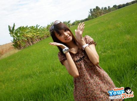 美麗的亞洲青少年業餘女孩脫光衣服，在戶外展示她的天然乳房