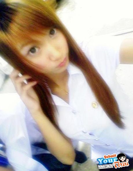 美麗的亞洲青少年業餘女孩脫光衣服，在戶外展示她的天然乳房