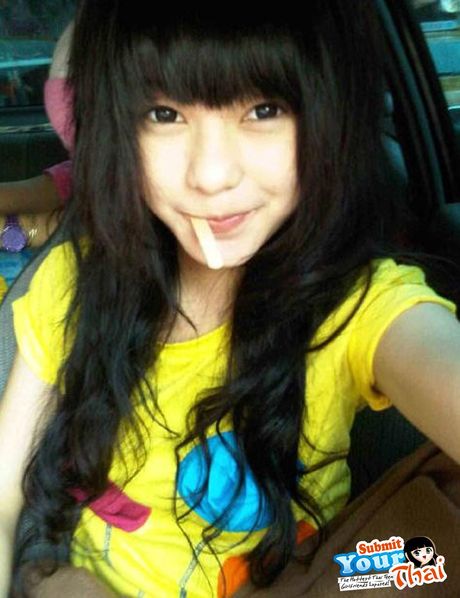 美麗的亞洲青少年業餘女孩脫光衣服，在戶外展示她的天然乳房