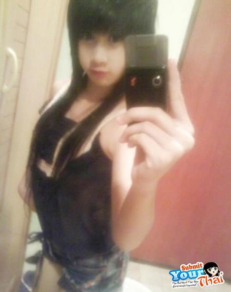 美麗的亞洲青少年業餘女孩脫光衣服，在戶外展示她的天然乳房