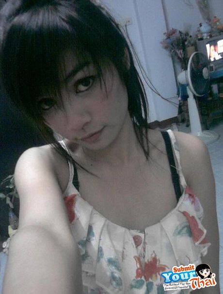 Asiatisk dukke amatørpige præsenterer sine store bryster og poserer solo