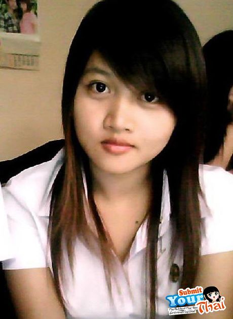 Asiatisk dukke amatørpige præsenterer sine store bryster og poserer solo