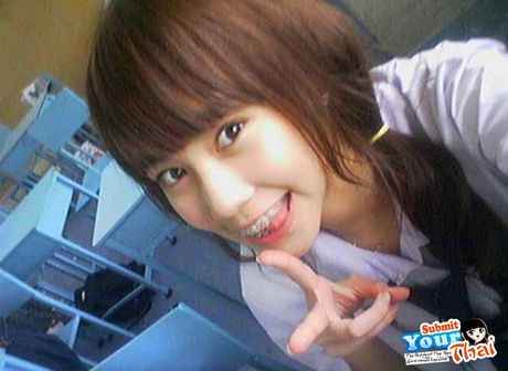 Asiatisk dukke amatørpige præsenterer sine store bryster og poserer solo