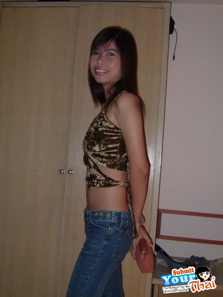 アジアの女の子アマチュア女の子がジーンズで裸になる