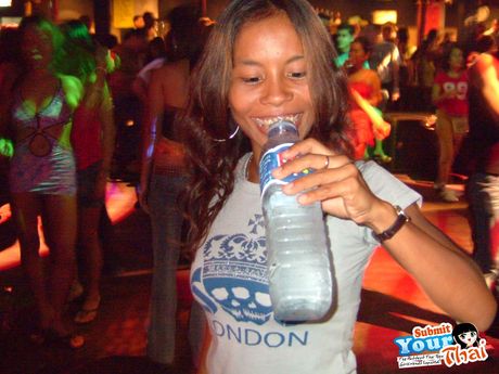 アジアの女の子アマチュア女の子がジーンズで裸になる