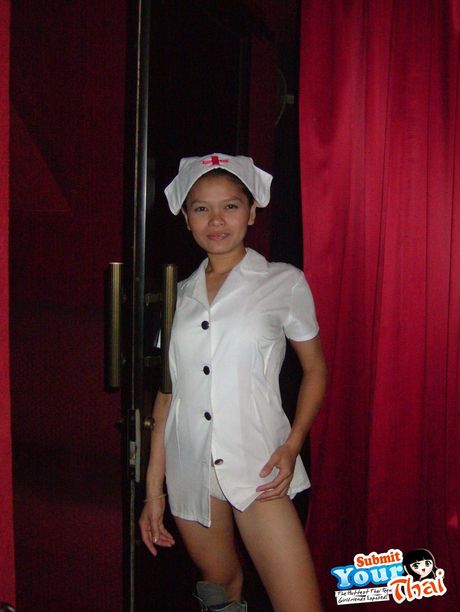 アジアの女の子アマチュア女の子がジーンズで裸になる