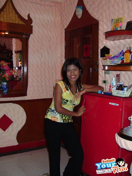 アジアの女の子アマチュア女の子がジーンズで裸になる