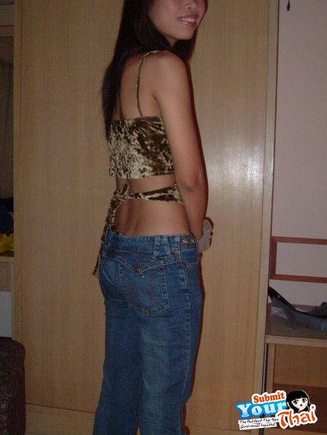 アジアの女の子アマチュア女の子がジーンズで裸になる