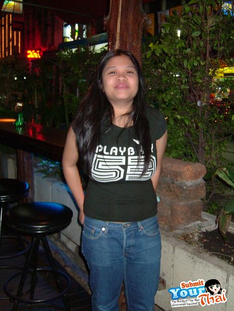 アジアの女の子アマチュア女の子がジーンズで裸になる