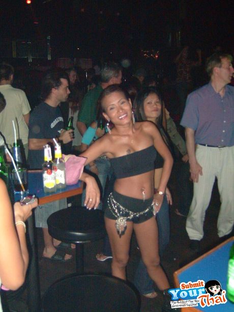 アジアの女の子アマチュア女の子がジーンズで裸になる