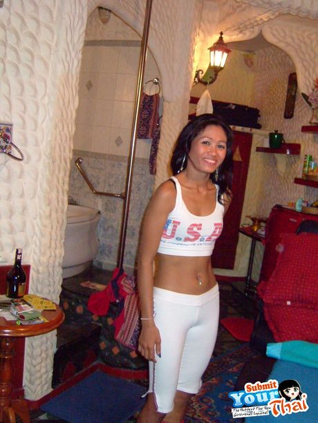 アジアの女の子アマチュア女の子がジーンズで裸になる