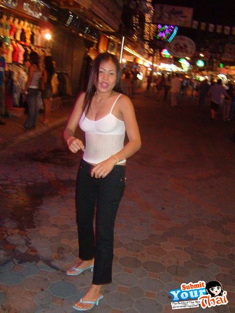 アマチュアガールは大きな自然のおっぱいと熱い体を持つセクシーなティーンです