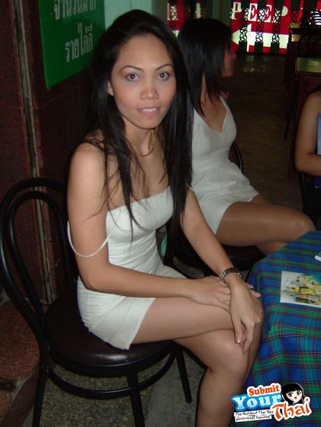 アマチュアガールは大きな自然のおっぱいと熱い体を持つセクシーなティーンです