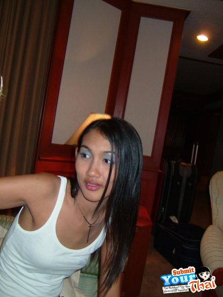 アマチュアガールは大きな自然のおっぱいと熱い体を持つセクシーなティーンです