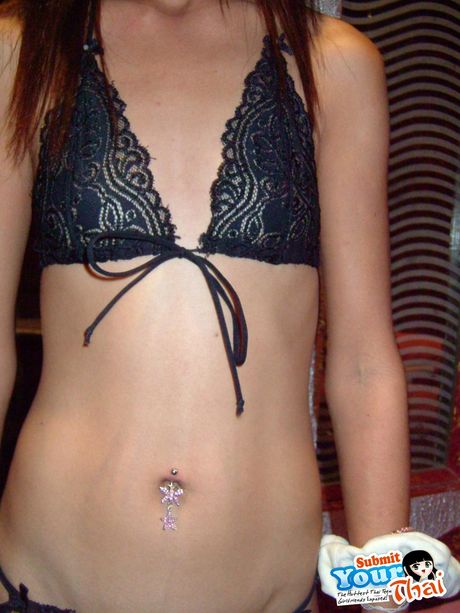 アマチュアガールは大きな自然のおっぱいと熱い体を持つセクシーなティーンです