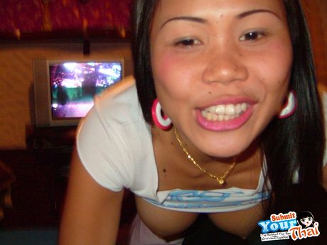 アマチュアガールは大きな自然のおっぱいと熱い体を持つセクシーなティーンです