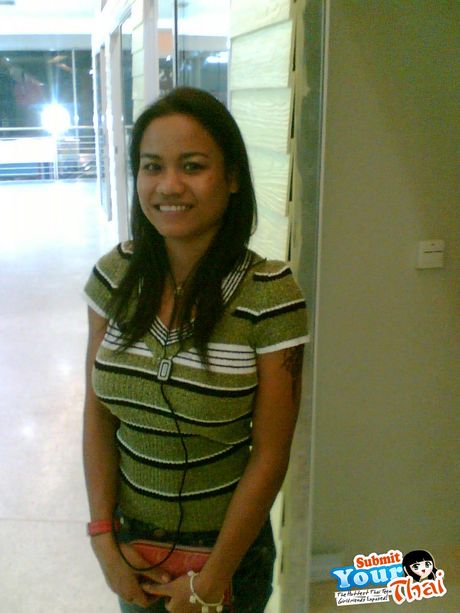 Asiatisk teenager amatørpige fjerner en tanktop, før hun viser sin nøgne krop