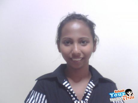 Asiatisk teenager amatørpige fjerner en tanktop, før hun viser sin nøgne krop