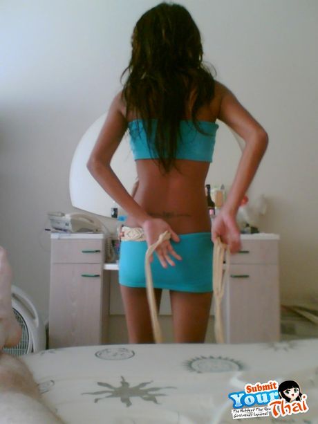 Asiatisk teenager amatørpige fjerner en tanktop, før hun viser sin nøgne krop