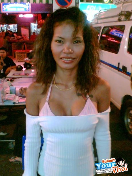 Asiatisk teenager amatørpige fjerner en tanktop, før hun viser sin nøgne krop