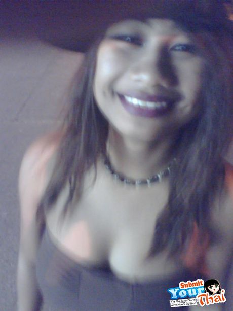 Asiatisk teenager amatørpige fjerner en tanktop, før hun viser sin nøgne krop