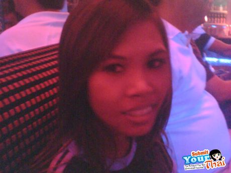 Asiatisk teenager amatørpige fjerner en tanktop, før hun viser sin nøgne krop