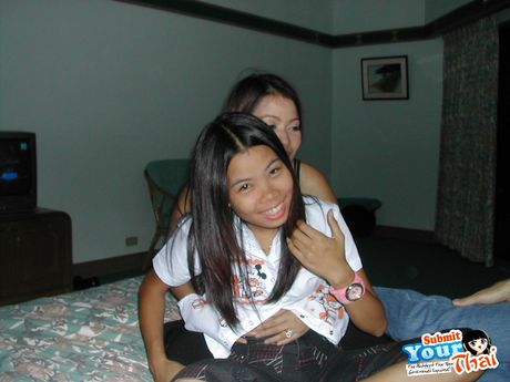 Mørkhåret thailandsk pige amatørpige præsenterer sine bryster og røv i en solo