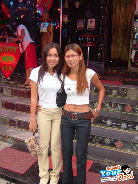 Mørkhåret thailandsk pige amatørpige præsenterer sine bryster og røv i en solo