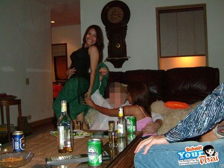 Asian babe Amateur Girl exposes her teeny tits and hot ass in a solo