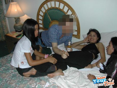 亞洲寶貝業餘女孩在獨奏中露出她嬌小的乳房和性感的屁股