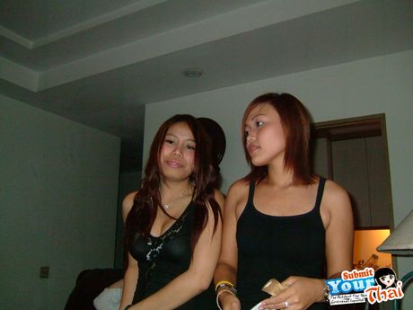 Asian babe Amateur Girl exposes her teeny tits and hot ass in a solo