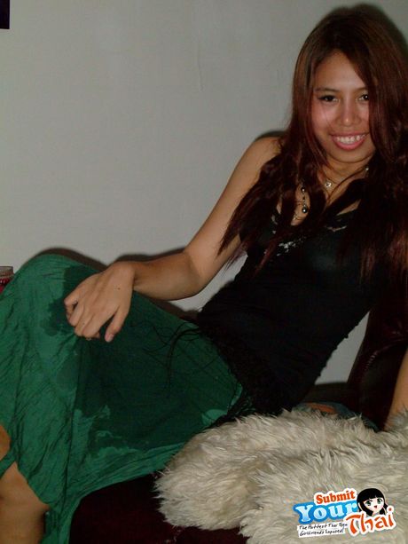 Asian babe Amateur Girl exposes her teeny tits and hot ass in a solo