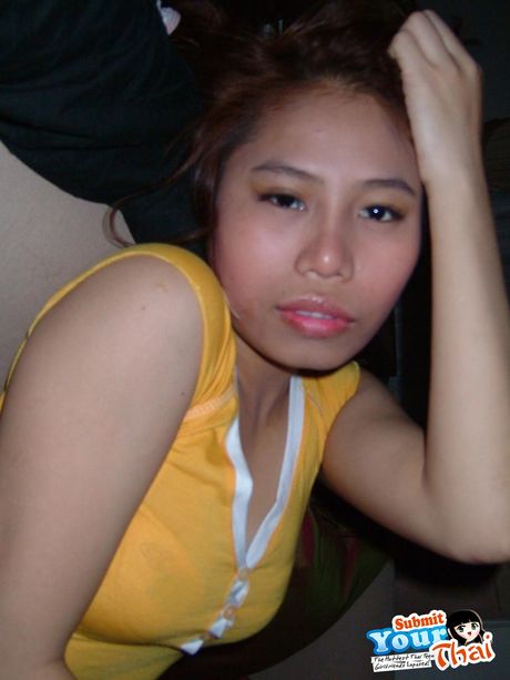 Asian babe Amateur Girl exposes her teeny tits and hot ass in a solo