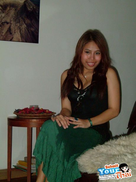 Asiatisk babe amatørpige blotter sine teenagebryster og lækre røv i en solo