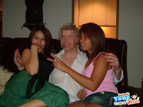 精彩的泰國封面女郎業餘女孩被大雞巴舔舐和撞擊