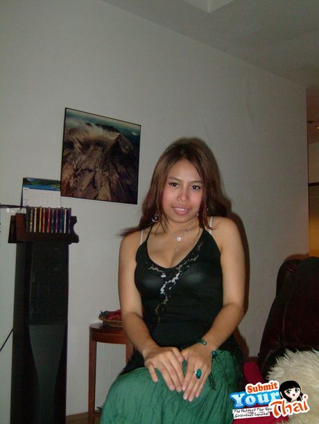 Vidunderlig thailandsk coverpige amatørpige får sin fisse slikket og kneppet af en stor pik