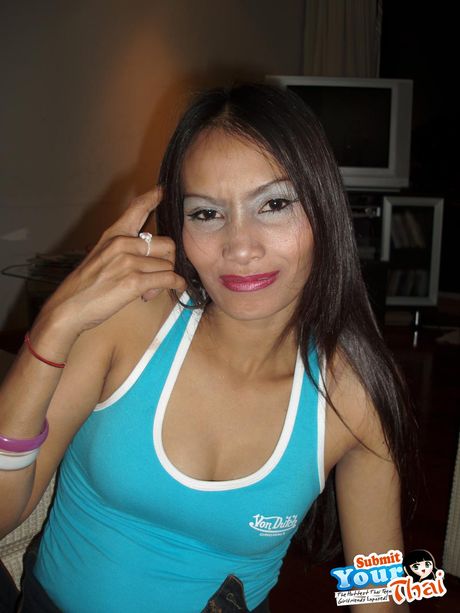 Asiatisk babe amatørpige bliver nøgen før en fingerfuck