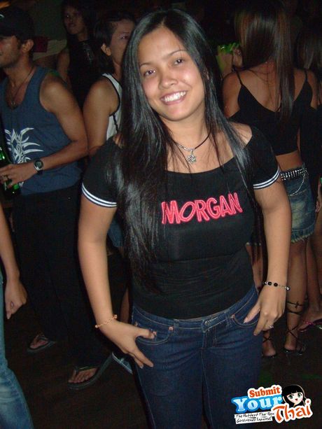 Asiatisk babe amatørpige bliver nøgen før en fingerfuck