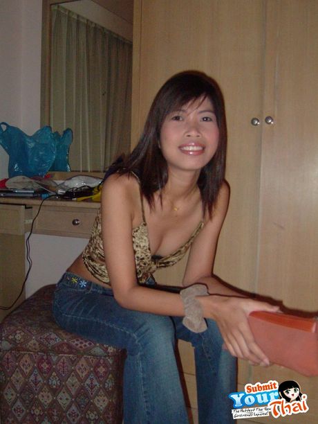 Asiatisk babe amatørpige bliver nøgen før en fingerfuck