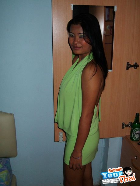 Asiatisk babe amatørpige bliver nøgen før en fingerfuck