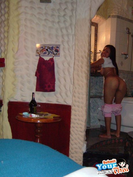 アマチュアガールは、自分の体を披露するのが大好きなセクシーなアジアの女の子です