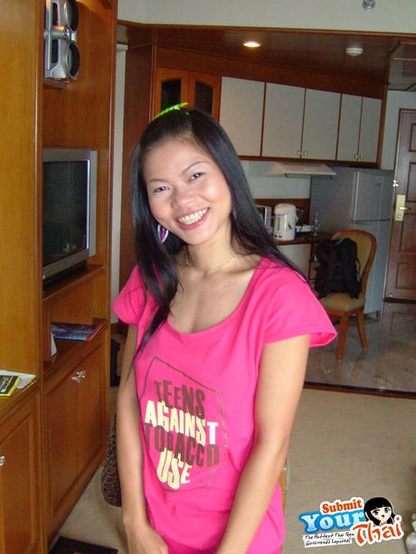 業餘女孩是個性感的亞洲寶貝，喜歡炫耀自己的身體