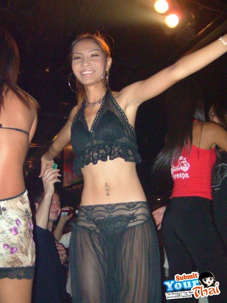 Brunøjede amatørpige viser sine små bryster og lækre røv i en solo