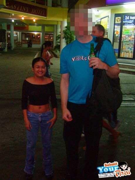 Brunøjede amatørpige viser sine små bryster og lækre røv i en solo