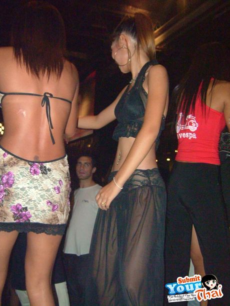 Brunøjede amatørpige viser sine små bryster og lækre røv i en solo