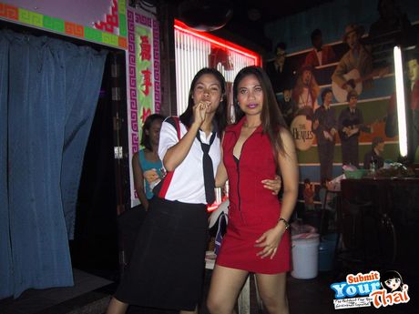 Asiatisk pige amatør pige fremhæver sine enorme bryster og modellerer i rå tilstand i en solo