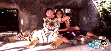 Asiatisk skønhed amatørpige demonstrerer sine fantastiske meloner og viser sin udraperede figur i en solo